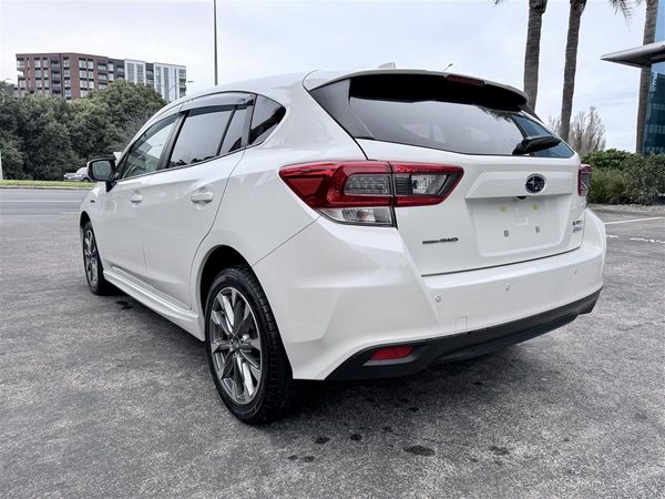 2022 Subaru Impreza Sport 2.0e-L Hybrid AWD Carousel 6