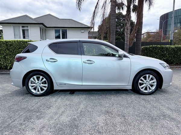 2014 Lexus CT 200h Version C | Hybrid | 99k Carousel 5