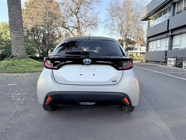 2022 Toyota Yaris Hybrid X | Safety Sense | Modern