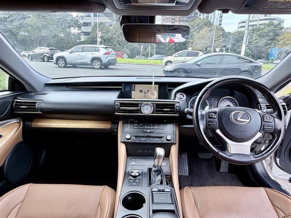2015 Lexus RC 300h Version L | Hybrid Coupe Carousel 12