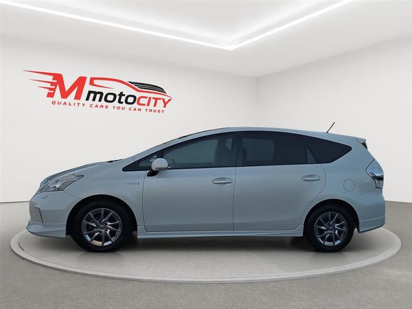 2014 Toyota Prius Alpha S, Panoramic dual roof Carousel 5