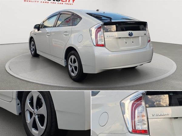 2015 Toyota Prius HYBRID S, dark Interior Carousel 9
