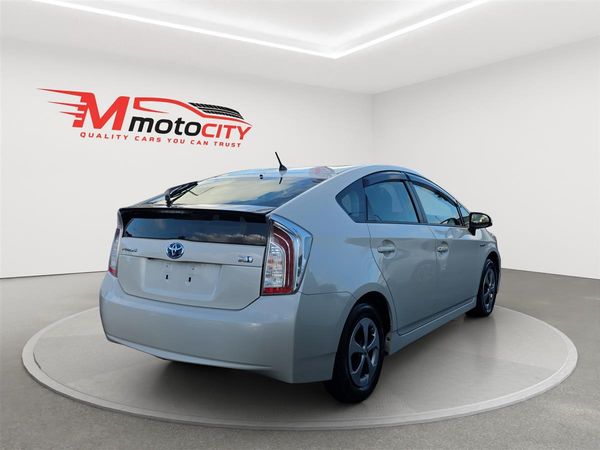 2015 Toyota Prius HYBRID S, dark Interior Carousel 2