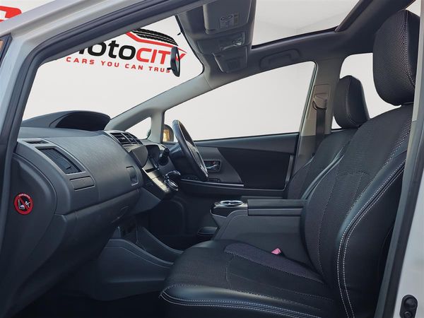2014 Toyota Prius Alpha S, Panoramic dual roof Carousel 15