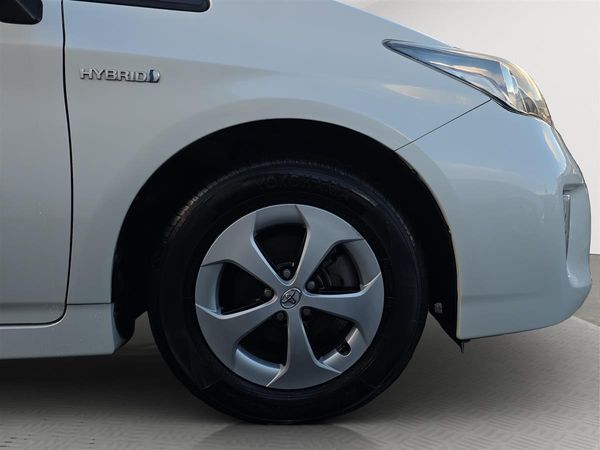2015 Toyota Prius HYBRID S, dark Interior Carousel 19