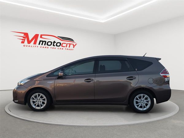 2017 Toyota Prius ALPHA HYBRID, 7 Seater Carousel 5