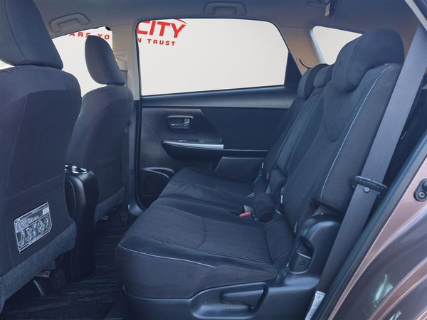 2017 Toyota Prius ALPHA HYBRID, 7 Seater Carousel 13