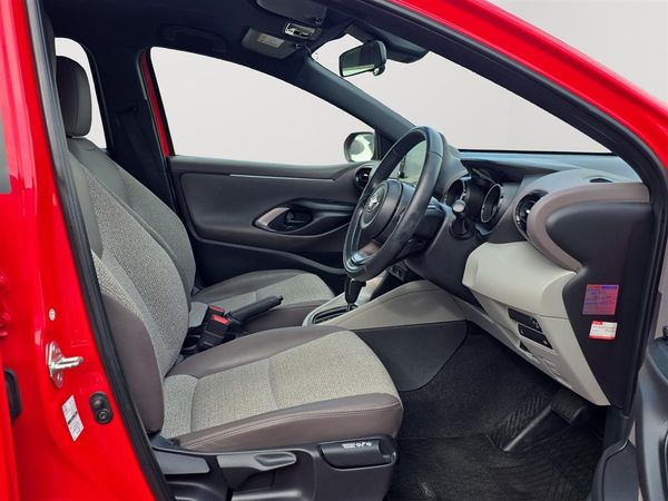 2020 Toyota Yaris HYBRID Z, Radar Cruise, Leather seats Carousel 12