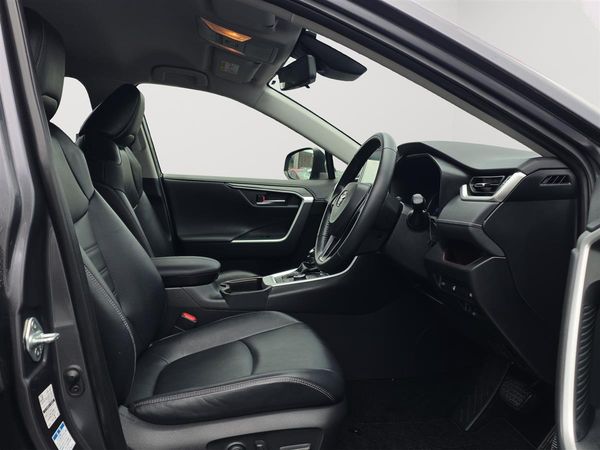 2019 Toyota RAV4 HYBRID, G PAck, Leather Heated Seats with heated Steering Carousel 12