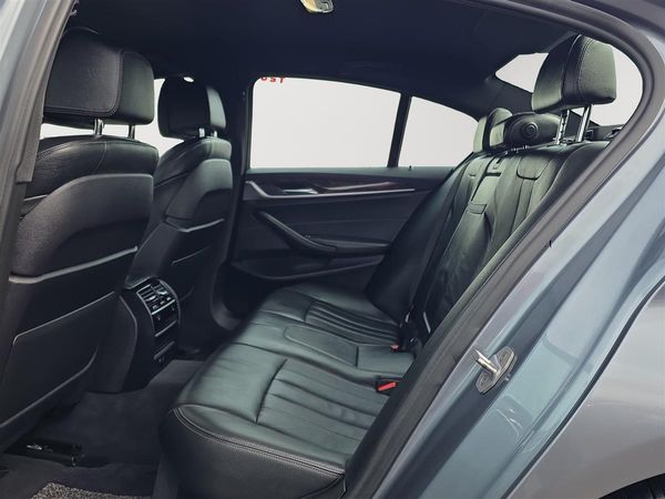 2017 BMW 530i M SPORT Carousel 10