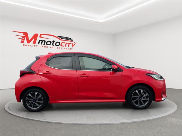 2020 Toyota Yaris HYBRID Z, Radar Cruise, Leather seats Carousel 1