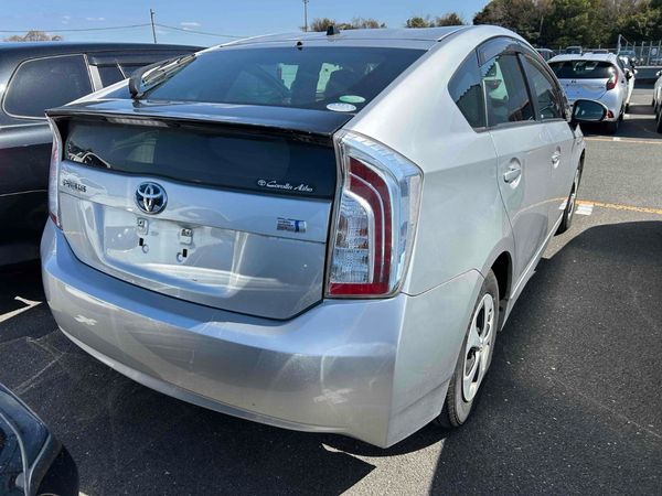 2016 TOYOTA PRIUS S Carousel 3