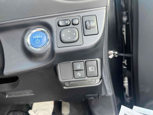 2017 TOYOTA AQUA S Carousel 4