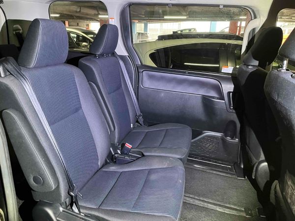 2014 TOYOTA VOXY Carousel 2