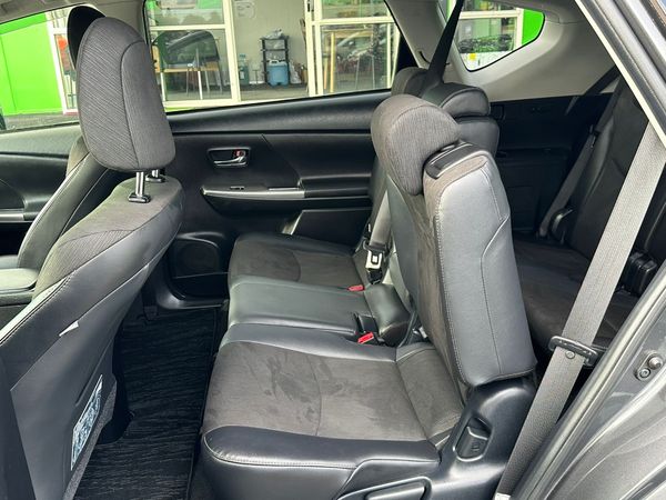 2015 TOYOTA PRIUS ALPHA G Carousel 7