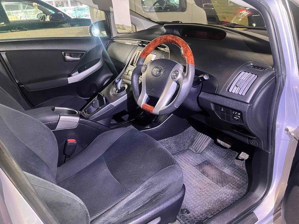 2014 TOYOTA PRIUS S Carousel 2
