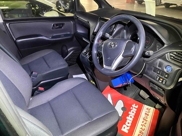 2014 TOYOTA VOXY Carousel 1