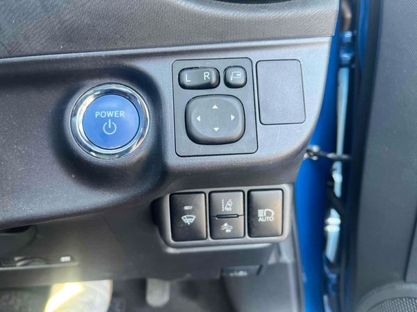 2016 TOYOTA AQUA S Carousel 4