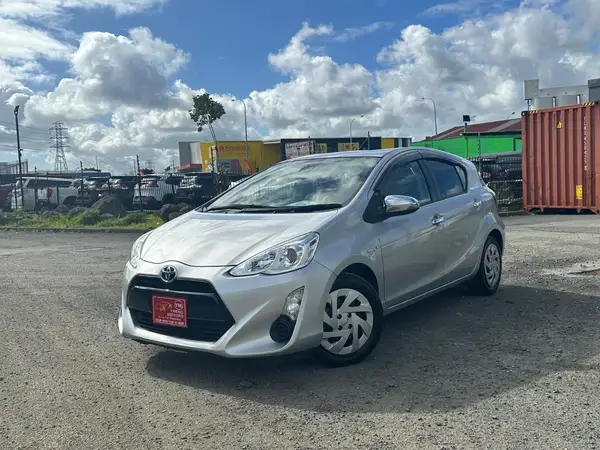 2017 Toyota Aqua Carousel 9
