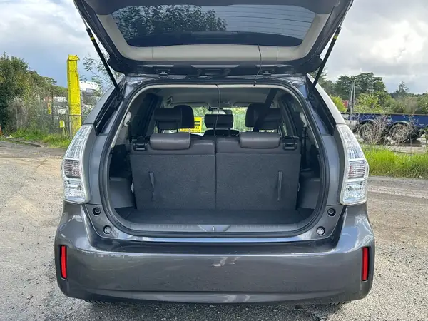 2013 Toyota Prius Carousel 3