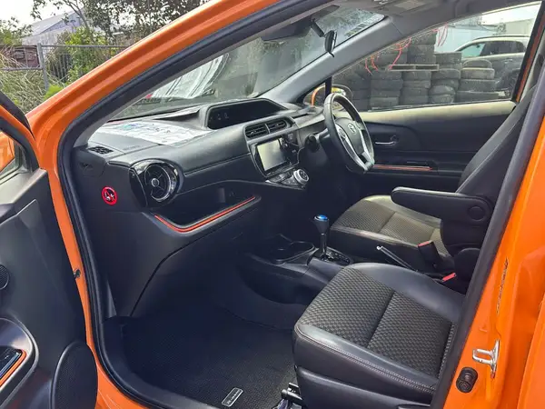 2015 Toyota Aqua X- URBAN Carousel 9