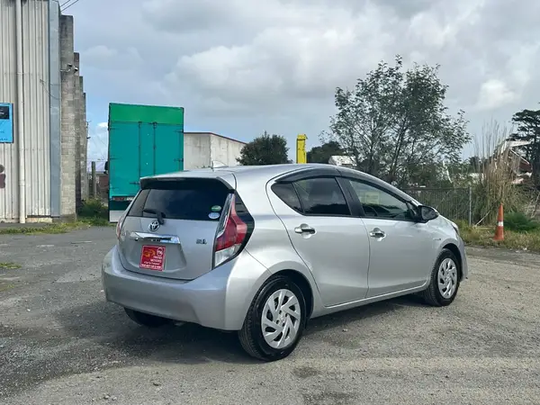 2017 Toyota Aqua Carousel 8