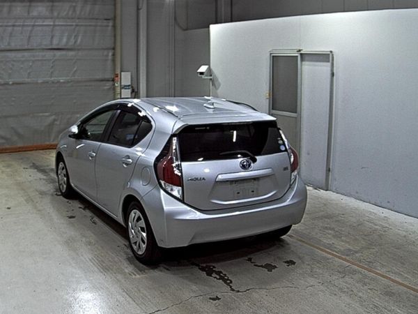 2015 Toyota Aqua Carousel 1