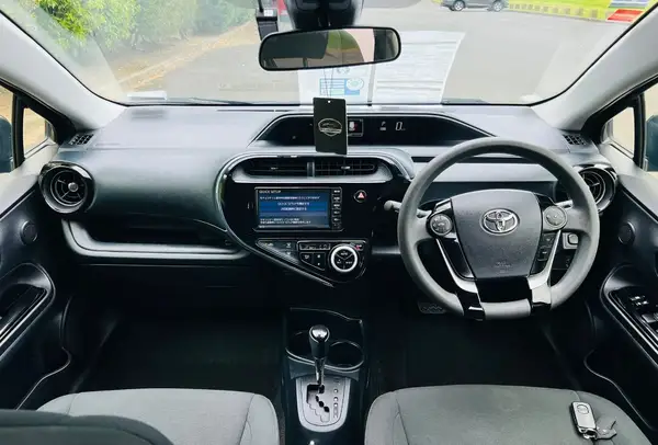  2019 Toyota Aqua **Parking sensors, Push start** Carousel 5