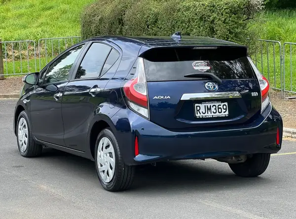  2019 Toyota Aqua **Parking sensors, Push start** Carousel 4