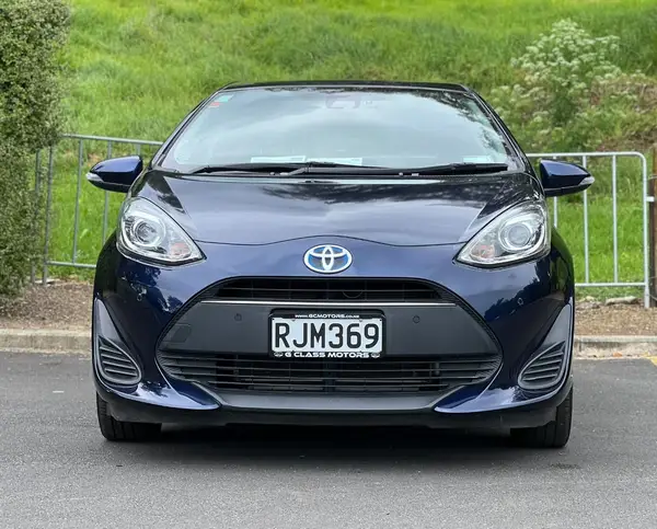  2019 Toyota Aqua **Parking sensors, Push start** Carousel 1