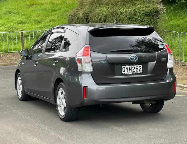 2018 Toyota Prius **CX ,5 Seats, Apple Android Play** Carousel 4