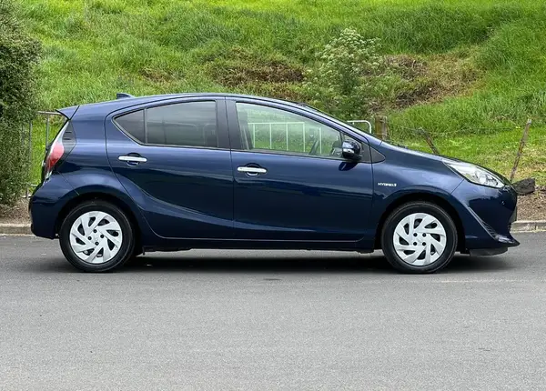 2019 Toyota Aqua **Parking sensors, Push start**