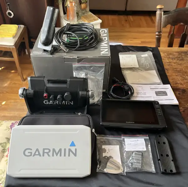 Garmin ECHOMAP UHD Fishfinder/Chartplotter Bundle with Transducer & Accessories
