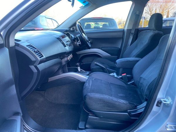 2006 Mitsubishi Outlander 7 Seater Carousel 1