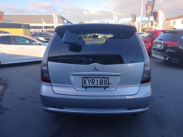 2006 Mitsubishi Grandis 7 Seater Carousel 14