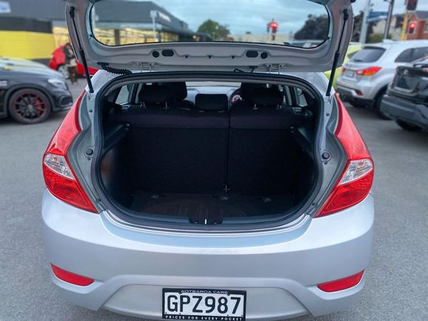 2012 HYUNDAI Accent 1.6 5D A4 Carousel 15