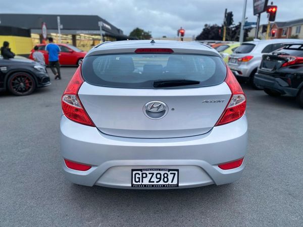2012 HYUNDAI Accent 1.6 5D A4 Carousel 14