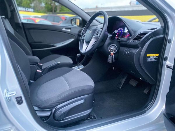 2012 HYUNDAI Accent 1.6 5D A4 Carousel 17