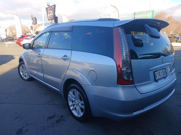 2006 Mitsubishi Grandis 7 Seater Carousel 13