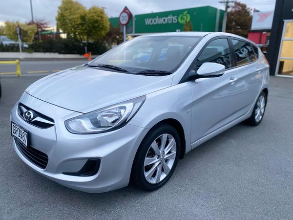 2012 HYUNDAI Accent 1.6 5D A4 Carousel 10