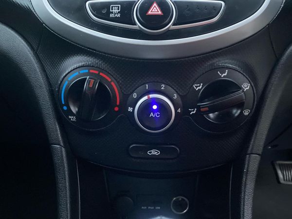 2012 HYUNDAI Accent 1.6 5D A4 Carousel 5