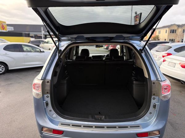 2013 Mitsubishi Outlander PHEV/4WD Carousel 15