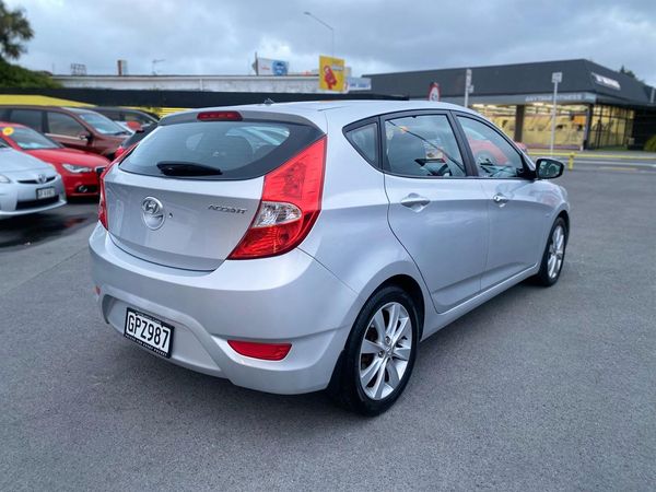 2012 HYUNDAI Accent 1.6 5D A4 Carousel 13