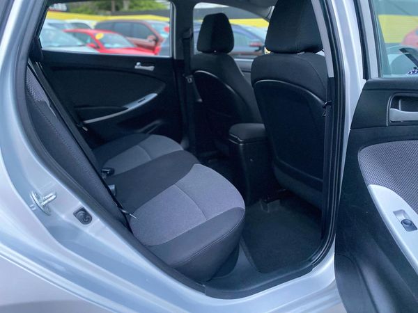 2012 HYUNDAI Accent 1.6 5D A4 Carousel 8