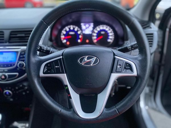 2012 HYUNDAI Accent 1.6 5D A4 Carousel 2