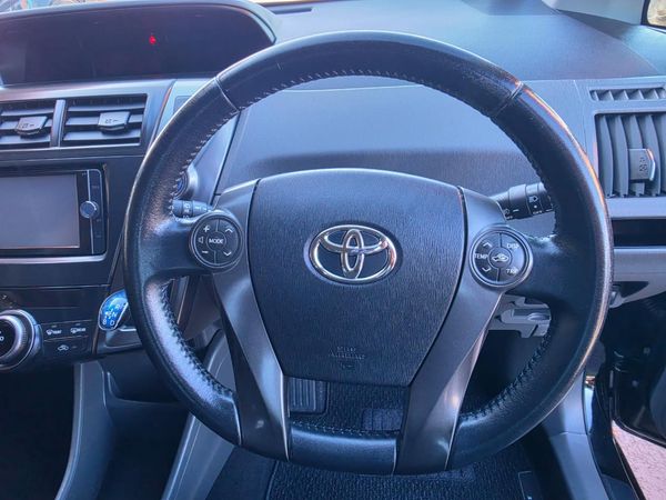 2013 Toyota Prius Alpha Carousel 2