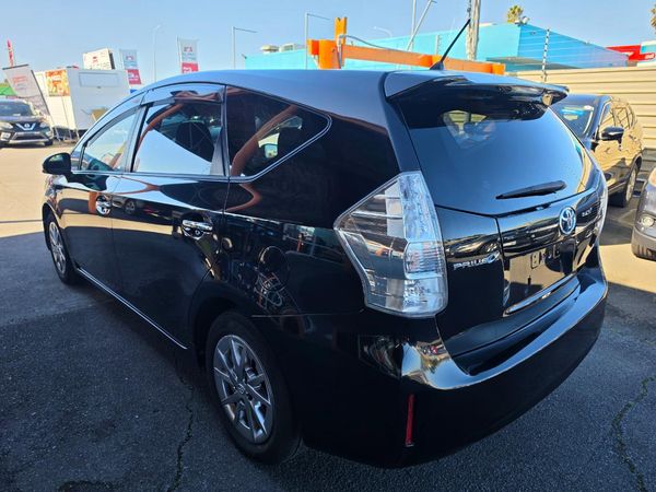 2013 Toyota Prius Alpha Carousel 8