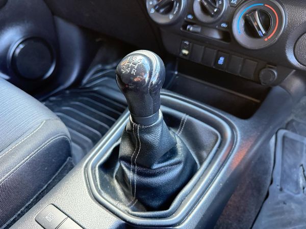 2016 Toyota Hilux Manual Carousel 3