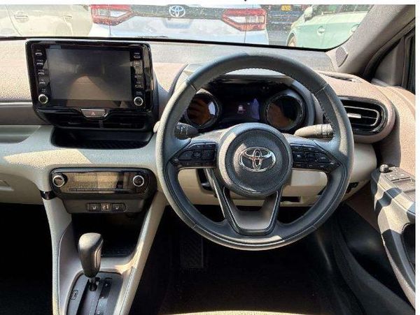 2021 Toyota Yaris HYBRID-Z Carousel 5
