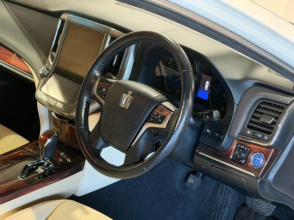 2013 Toyota Crown Hybrid Royal Saloon Carousel 6
